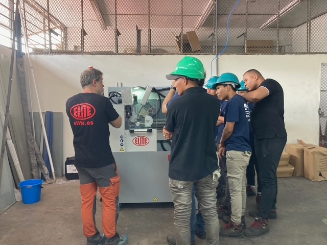 Furniture manufacturer modernizes in Panama with an ELITE AVB 750 sharpening machine